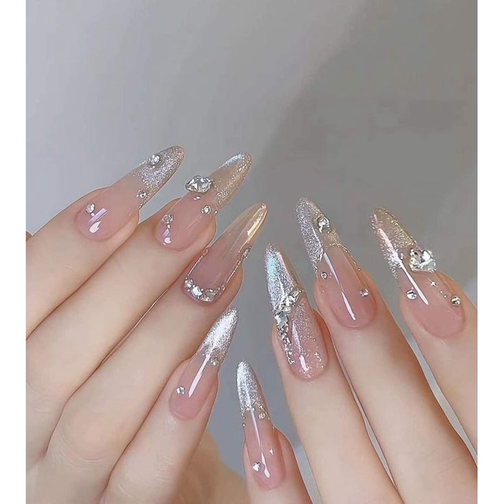 Mẫu nail nhũ ánh bạc đính đá