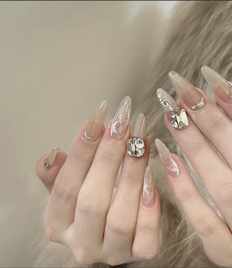 Mẫu nail nude đính đá sang trọng tại Mimosa
